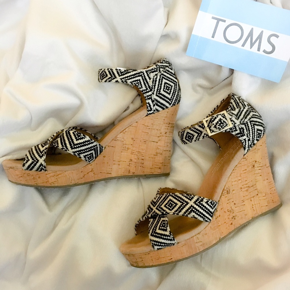 TOMS RARE Black Woven Diamond Strappy Wedges